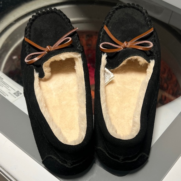 Secret treasures sz 8 Black Faux-Suede Cozy Bow Moccasin Slippers never worn. - Picture 4 of 9